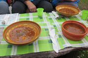 Presenetila nas je izjemna urejenost koče, postrežba in odlična enolončnica iz zunanjega kotlička