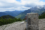 Na vrhu, ki ga obdaja rušje, je vpisna knjiga